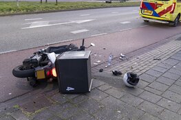 Maaltijdbezorger in botsing met auto op de Orionweg in Haarlem