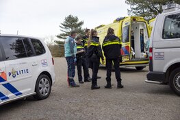 Omstanders alarmeren hulpdiensten nadat man het water in gaat