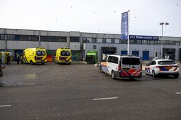 Man raakt bekneld tussen tubs in vishal in IJmuiden