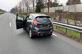 Auto belandt op zijkant na ongeluk op N208 in Velserbroek