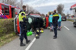 Auto belandt op zijkant na ongeluk op N208 in Velserbroek