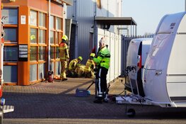 Man komt met voet vast te zitten in heftruck in Limmen