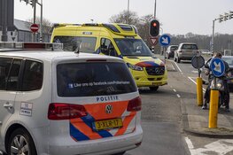 Motorrijder schrikt van uitparkerende auto en komt ten val