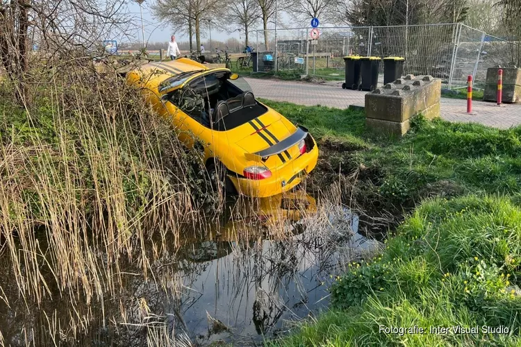 Porsche half de sloot in, in Haarlem