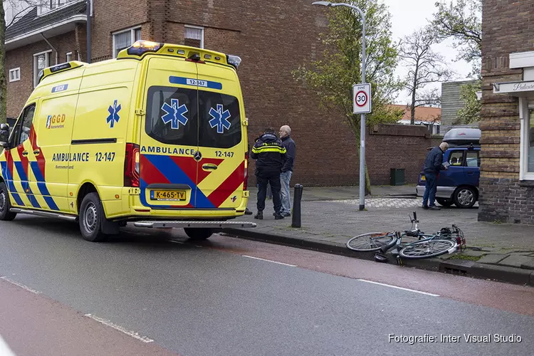 Fietser geschampt door auto in de Slachthuisstraat in Haarlem