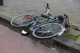 Fietser geschampt door auto in de Slachthuisstraat in Haarlem
