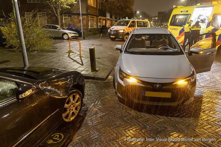 Automobilist gewond na botsing met geparkeerde auto in Haarlem