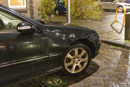 Automobilist gewond na botsing met geparkeerde auto in Haarlem