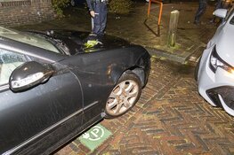 Automobilist gewond na botsing met geparkeerde auto in Haarlem