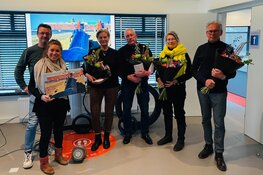 Winnaars fotowedstrijd ‘zandkasteel’ TenneT nemen hun prijs in ontvangst