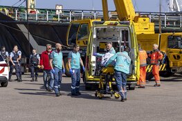 Man gewond door betonblok bij bedrijfsongeval op schip in IJmuiden
