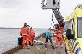 Man gewond na val met crossmotor van pier in Velsen-Noord