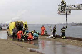 Man gewond na val met crossmotor van pier in Velsen-Noord