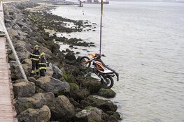 Man gewond na val met crossmotor van pier in Velsen-Noord
