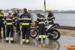 Man gewond na val met crossmotor van pier in Velsen-Noord