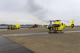 Man gewond na val met crossmotor van pier in Velsen-Noord
