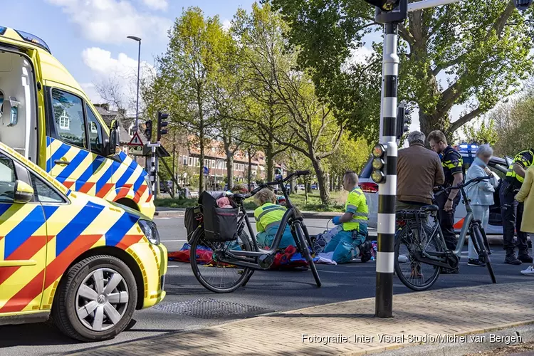Fietsster gewond na aanrijding met auto, automobilist mee voor verklaring