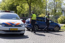 Fietsster gewond na aanrijding met auto, automobilist mee voor verklaring