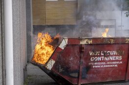 Veel rook en vlammen bij containerbrand in Haarlemse Waarderpolder