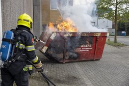 Veel rook en vlammen bij containerbrand in Haarlemse Waarderpolder