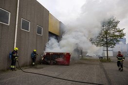 Veel rook en vlammen bij containerbrand in Haarlemse Waarderpolder