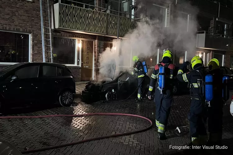 Auto in brand op Drilsmaplein in Haarlem