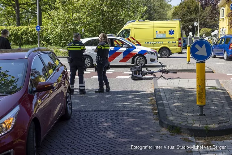 Vrouw op elektrische fiets gewond na botsing met auto in Heemstede