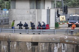 Politie grijpt in bij sluisblokkade IJmuiden