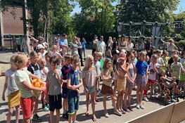 Verzamelwoede plastic doppen leidt tot prachtig kunstwerk voor jubilerende Antoniusschool Aerdenhout