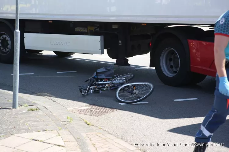 Fietsster gewond bij aanrijding met afslaande vrachtwagen in Haarlem