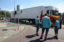 Fietsster gewond bij aanrijding met afslaande vrachtwagen in Haarlem