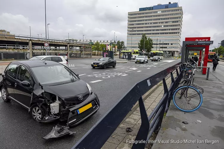Veel schade bij eenzijdig ongeval Aziëweg in Haarlem