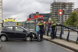Veel schade bij eenzijdig ongeval Aziëweg in Haarlem