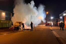 Bestelbus in brand in de Waarderpolder