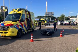 Forse aanrijding tussen motorrijder en scooterrijder in Velsen-Noord