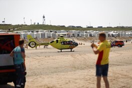 Vrouw wordt aangereden op het strand door de Dierenambulance