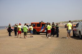 Vrouw wordt aangereden op het strand door de Dierenambulance