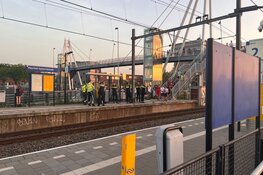 Grote groep jongeren uit trein gezet bij Haarlem-Spaarnwoude