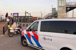 Grote groep jongeren uit trein gezet bij Haarlem-Spaarnwoude