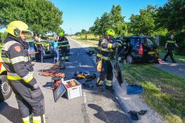 Brandweer bevrijdt bestuurster na frontale botsing