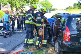 Brandweer bevrijdt bestuurster na frontale botsing