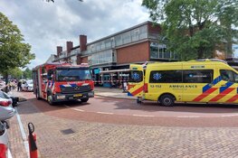 Auto rijdt door gevel van drogist in Heemskerk
