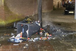 Meerdere rolcontainers afgebrand aan de Fien de la Marstraat in Haarlem