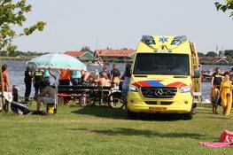 Zwemmende jonge man zwaargewond geraakt in Uitgeest