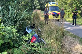 Auto te water in Velsen-Zuid