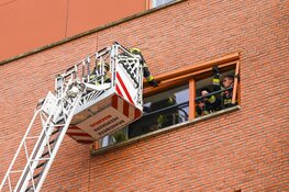 Stormschade: brandweer verwijdert losgeraakt zonnescherm