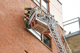 Stormschade: brandweer verwijdert losgeraakt zonnescherm