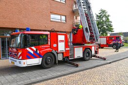 Stormschade: brandweer verwijdert losgeraakt zonnescherm