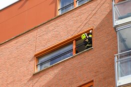 Stormschade: brandweer verwijdert losgeraakt zonnescherm