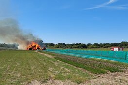 Grote buitenbrand in stapel hooi in Heemskerk